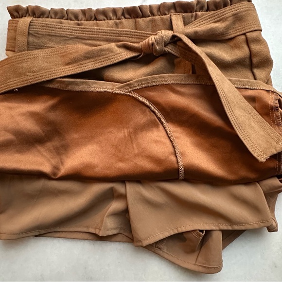 NWT! 🔥 Abercrombie Girls’ Belted Faux Suede Skort 13/14 - Picture 3 of 5